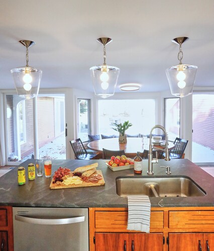 Charming and spacious 5BR located in the heart of Waitsfield. Close to amenities