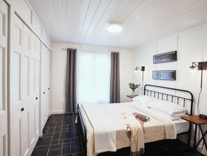 5 quartos, escrivaninha, ferros/tábuas de passar roupa, berço de viagem