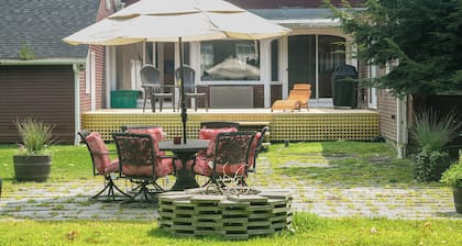 Charming and spacious 5BR located in the heart of Waitsfield. Close to amenities