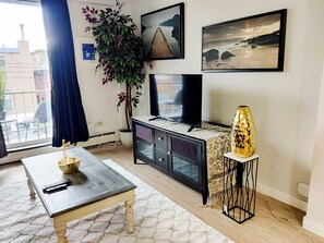 Smart TV - Downtown Retreat on 17th Ave – Walk to Cafés, Nightlife & Transit! (Calgary)