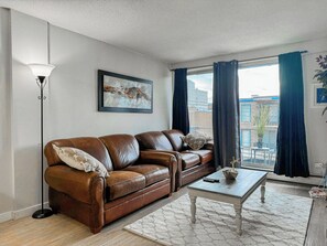 Smart TV - Downtown Retreat on 17th Ave – Walk to Cafés, Nightlife & Transit! (Calgary)