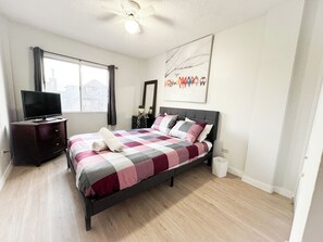 1 bedroom, free WiFi, bed sheets, wheelchair access - Downtown Retreat on 17th Ave – Walk to Cafés, Nightlife & Transit! (Calgary)
