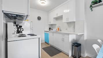 Coffee/tea maker, fridge, microwave, oven