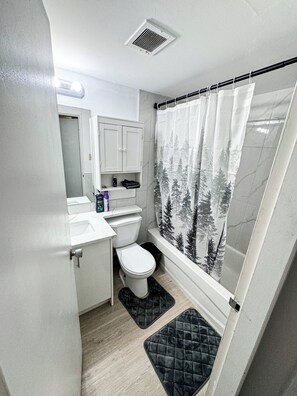 Hair dryer, towels, soap, shampoo - 1BR in Calgary Heart, Fast WiFi & Parking (Calgary)