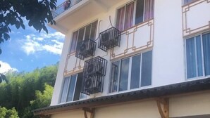 Un immeuble à plusieurs étages doté de balcons et de grandes fenêtres.