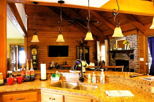 Spacious 5-bedroom farmhouse/ pool in charming Batesburg-Leesville with WiFi, AC