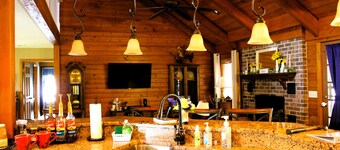 Spacious 5-bedroom farmhouse/ pool in charming Batesburg-Leesville with WiFi, AC