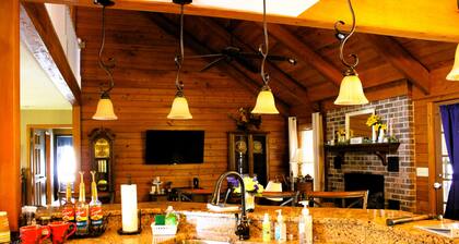 Spacious 5-bedroom farmhouse/ pool in charming Batesburg-Leesville with WiFi, AC