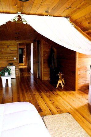 5 bedrooms, iron/ironing board, WiFi, bed sheets