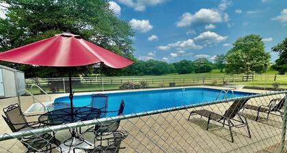 Spacious 5-bedroom farmhouse/ pool in charming Batesburg-Leesville with WiFi, AC