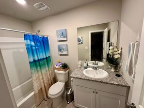 Serviettes fournies, savon, shampoing, papier toilette