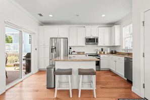 Fridge, microwave, oven, stovetop - NEW 4 Bedroom - Sleeps 10,  Baby gear, Nearby community pool, EV charger.  (Inlet Beach)