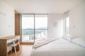 3 bedrooms, desk, laptop workspace, free WiFi - Uhaus 704 (Manizales)