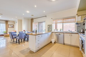 Kylskåp, mikrovågsugn, ugn och spishäll