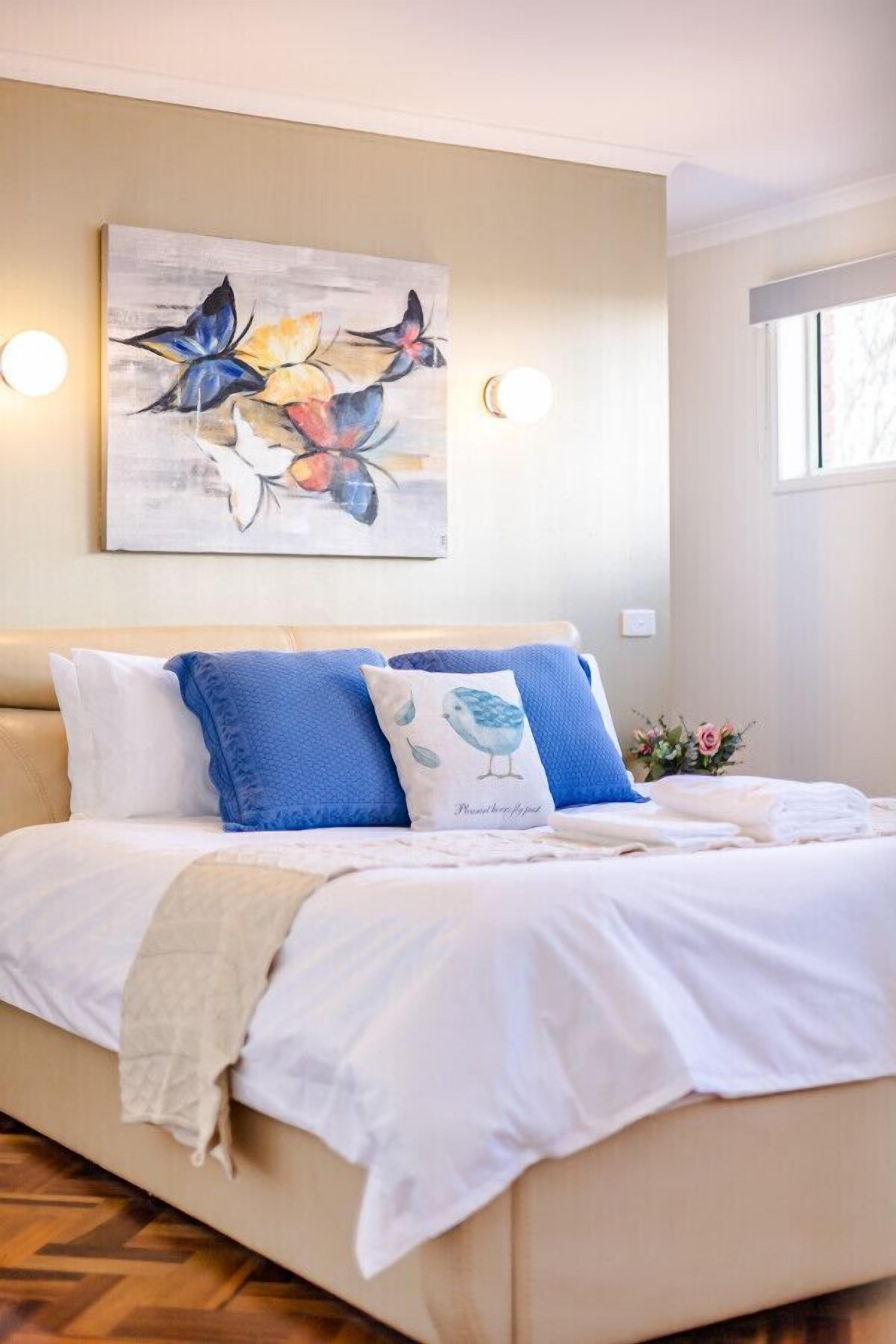 5 bedrooms, desk, iron/ironing board, travel cot