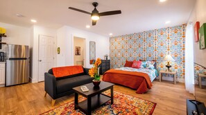 1 bedroom, iron/ironing board, travel cot, WiFi - Collins Garden First Floor Room, Pet Friendly (San Antonio)