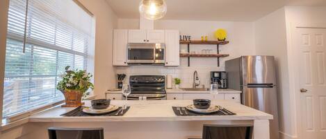 Mikrowelle, Ofen, Herdplatte, Kochgeschirr/Geschirr/Besteck