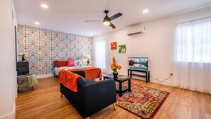 1 habitación, tabla de planchar con plancha, cuna de viaje y wifi 