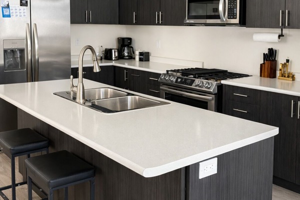 Geladeira, micro-ondas, fogão, cooktop