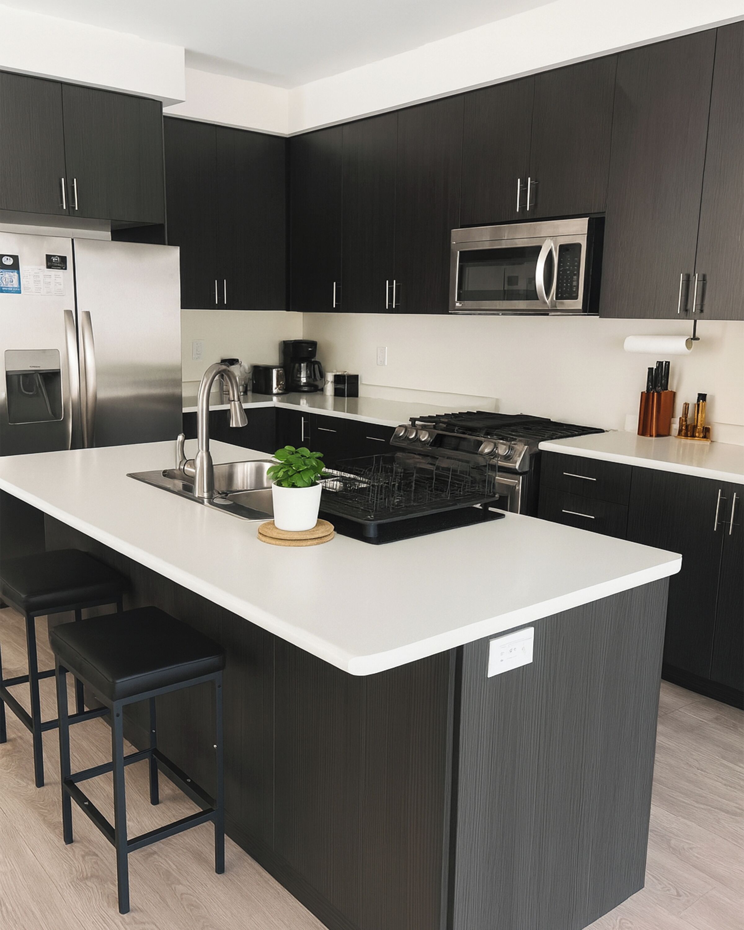 Refrigerador, microondas, horno y parrilla de estufa 