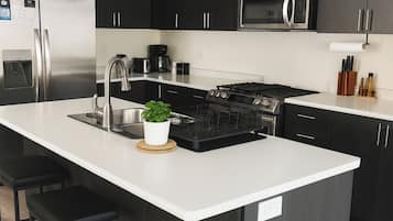 Refrigerador, microondas, horno y parrilla de estufa