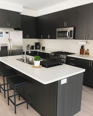 Frigorifero, microonde, forno, piano cottura