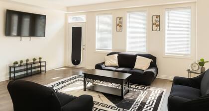 2024-Built Stylish 3BR Cambridge Getaway Home—8 mins from African Lion Safari!