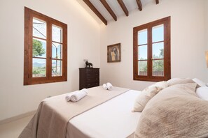 4 bedrooms, iron/ironing board, free WiFi, bed sheets