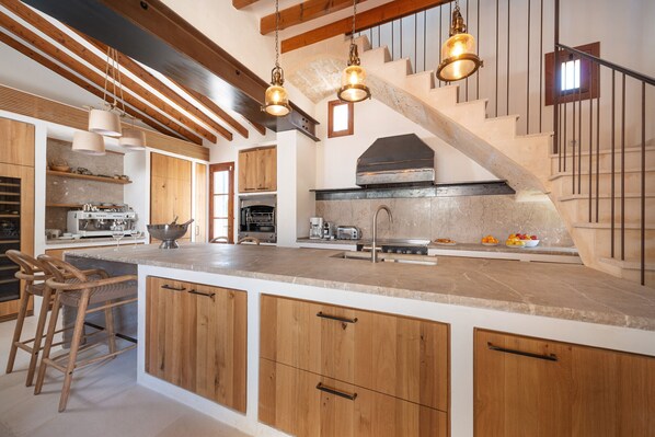 Fridge, oven, dishwasher, coffee/tea maker