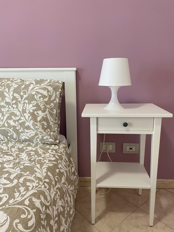 1 habitación, escritorio, tabla de planchar con plancha y cuna de viaje