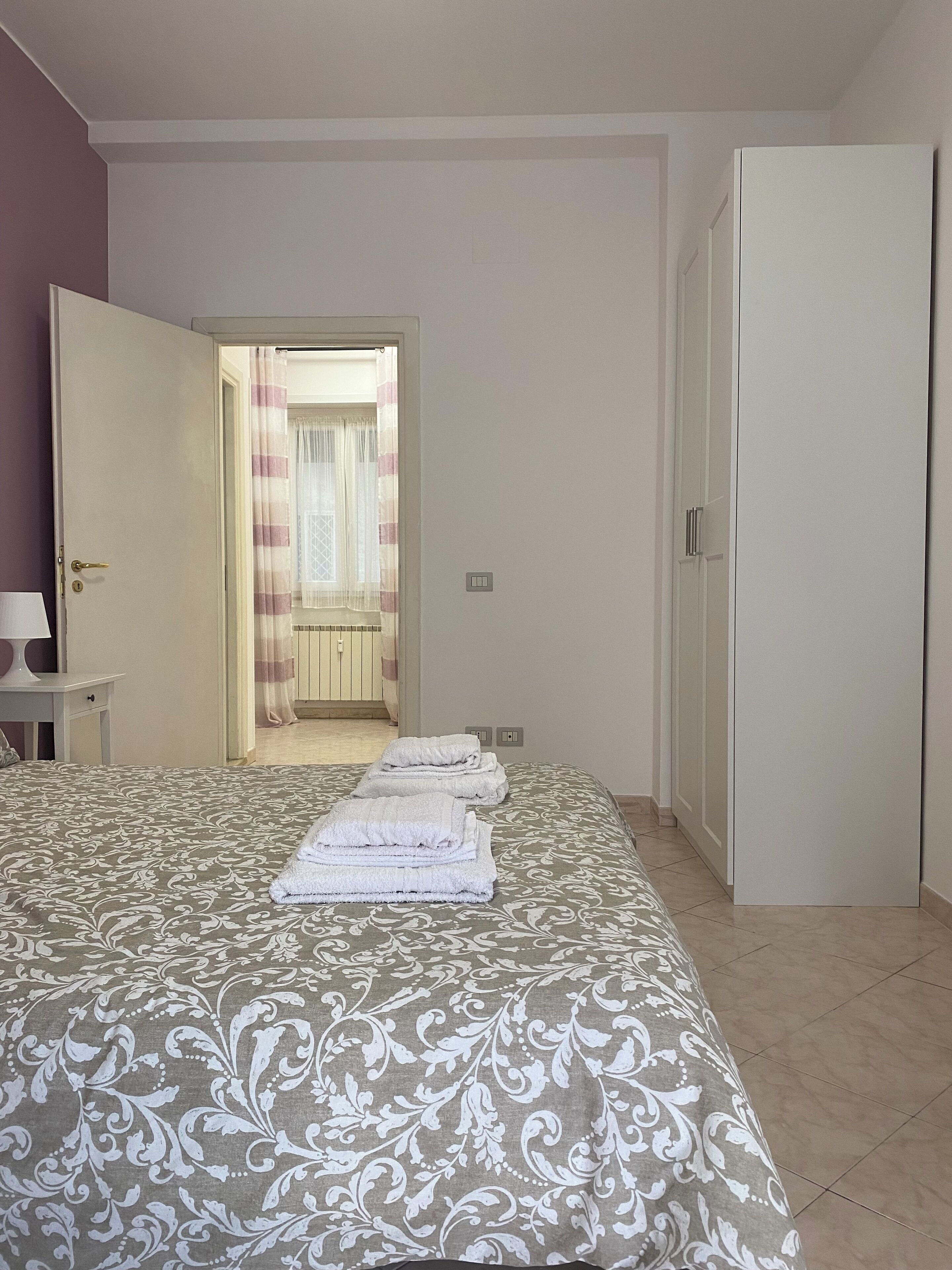 1 camera, una scrivania, ferro/asse da stiro, culla da viaggio