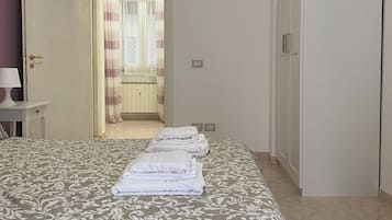 1 camera, una scrivania, ferro/asse da stiro, culla da viaggio