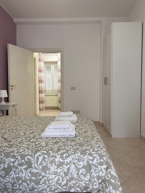 1 Schlafzimmer, Schreibtisch, Bügeleisen/Bügelbrett, Reisekinderbett