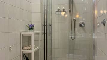 Haartrockner, Bidet, HandtĂŒcher, Seife