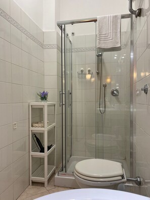 Haartrockner, Bidet, Handtücher, Seife