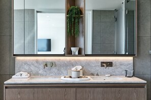 Sèche-cheveux, serviettes fournies