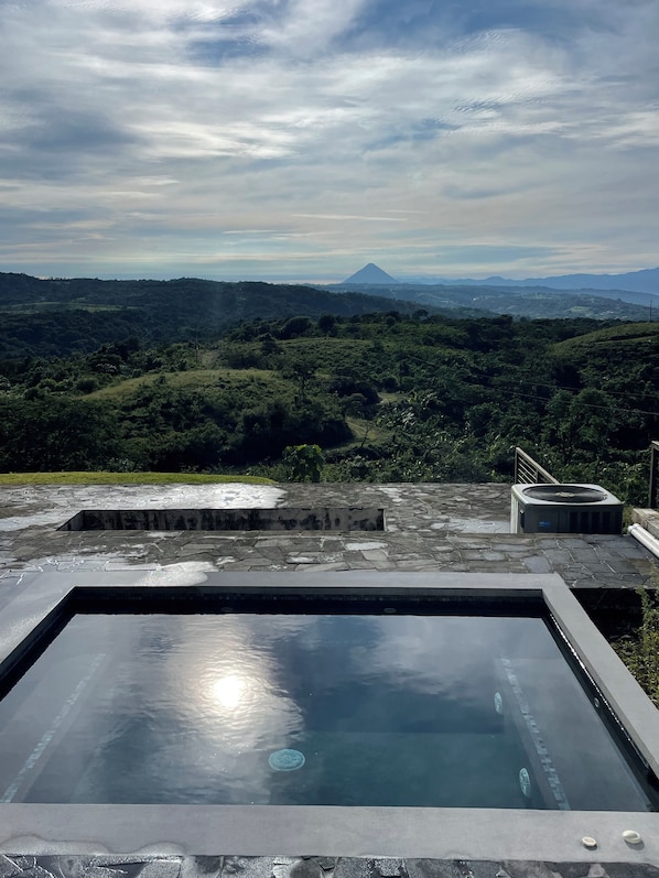 Une piscine offrant une vue dégagée sur un paysage montagneux en arrière-plan.