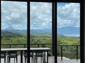 Outdoor dining - Casa Tres Vistas- Luxury Lake & Volcano Retreat (Nuevo Arenal)