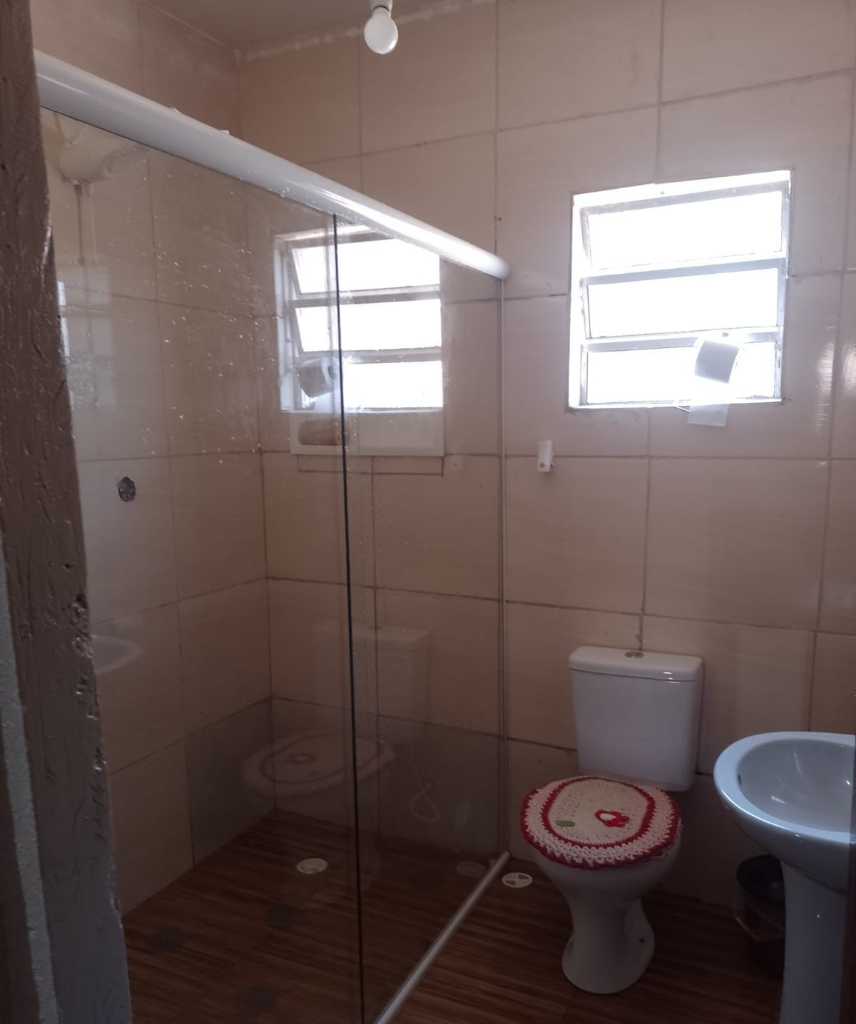 Chuveiro, produtos de toalete grátis, toalhas de banho, sabonete