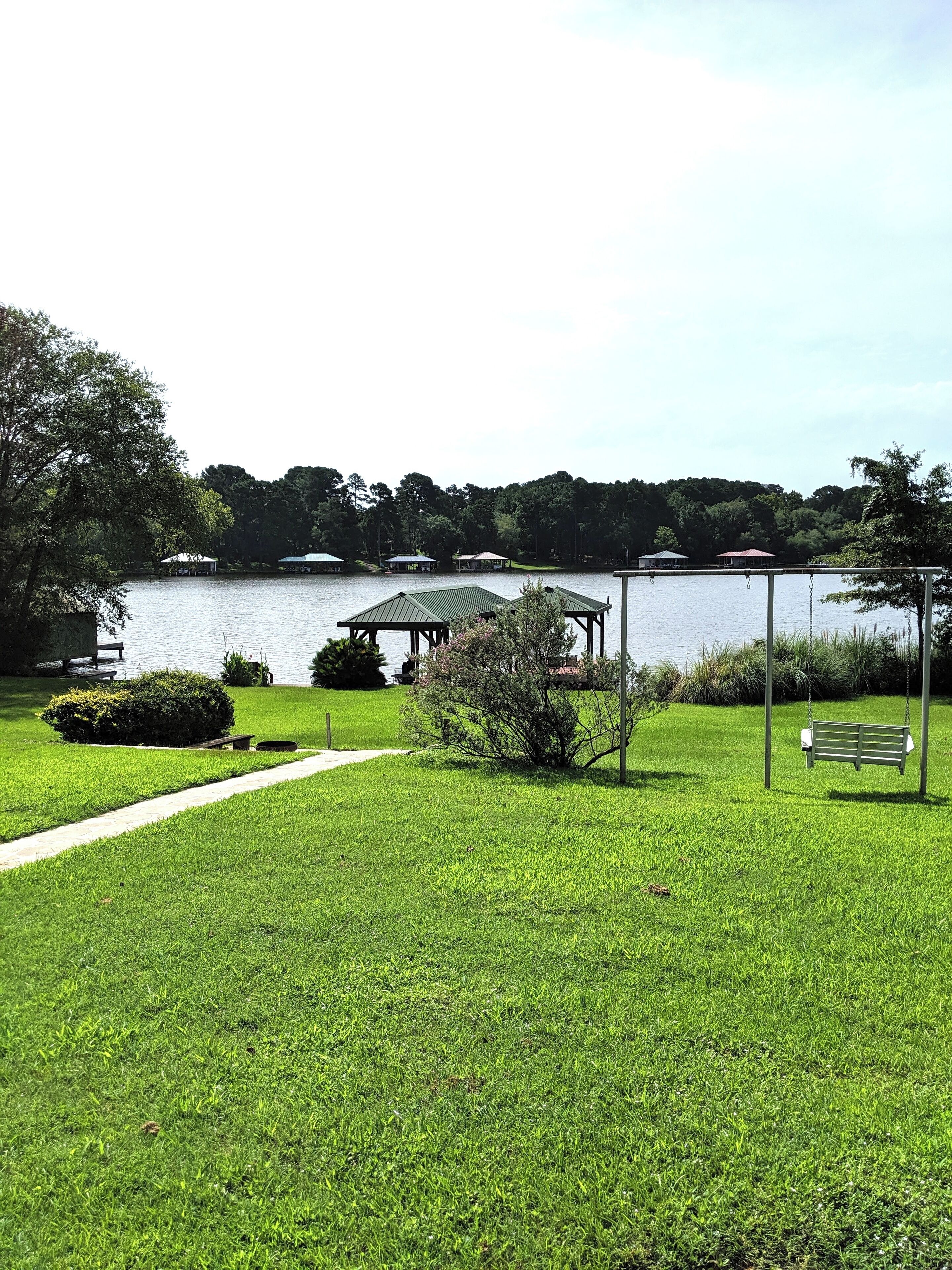 Edgewater Main Lakehouse 1 of 2, 5 bdrm, 2 bath on Lake Palestine with Boat Dock