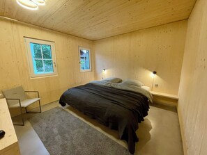 2 bedrooms, iron/ironing board, travel cot, free WiFi