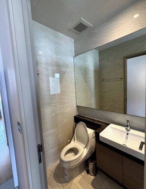 Douche, bidet, serviettes fournies, savon