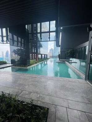 Outdoor pool - Luxurious Modern Retreat in the Heart of Silom (Krung Thep Maha Nakhon)
