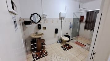 Chuveiro/banheira combinados, secador de cabelo, papel higiênico