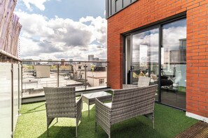 Terrace/patio - Modern1-Bedroom Penthouse Retreat: Experience the Best of City Centre Manchester (Salford)