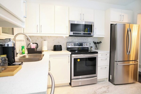 Fridge, microwave, oven, stovetop - Stunning Single Level 3BR Home with Parking (Richmond Hill)