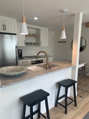 Køleskab, mikrobølgeovn, ovn, kogeplade