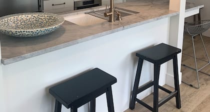 Beautiful Modern Grand Haven Getaway across from the Beach!