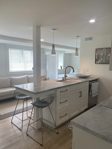 Beautiful Modern Grand Haven Getaway across from the Beach!