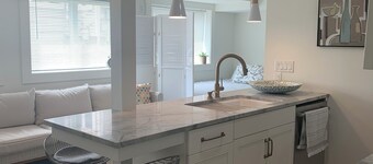 Beautiful Modern Grand Haven Getaway across from the Beach!